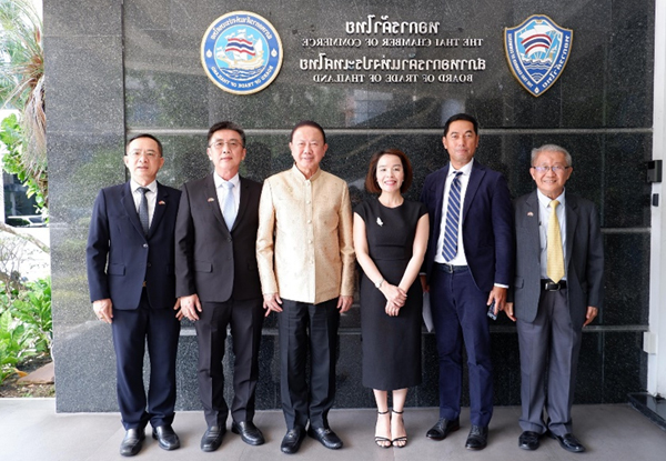คุณสนั่น อังอุบลกุล ประธานกิตติมศักดิ์สภาธุรกิจไทย-เวียดนาม ให้การต้อนรับ Ms. Vu Dang Yen Hang, Director General of VinFast Auto Thailand