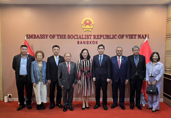 ประธานสภาธุรกิจไทย-เวียดนามพร้อมกรรมการเข้าเยี่ยมคารวะ H.E. Mr. Pham Viet Hung เอกอัครราชทูตสาธารณรัฐสังคมนิยมเวียดนามประจำประเทศไทย 
