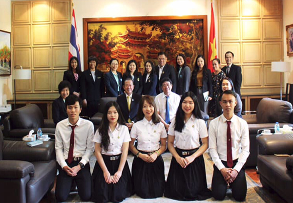 คณะผู้บริหารมหาวิทยาลัยราชภัฏลำปาง พร้อมด้วยนักศึกษาทุนแลกเปลี่ยนภาษาและ วัฒนธรรมไทยระยะสั้น เข้าพบเอกอัครราชทูตสาธารณรัฐสังคมนิยมเวียดนาม ประจำประเทศไทย