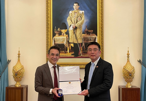 ที่ปรึกษาสภาธุรกิจไทย-เวียดนามได้รับการเชิดชูเกียรติ “กงสุลอาสา” จากเอกอัครราชทูตไทย ณ กรุงฮานอย